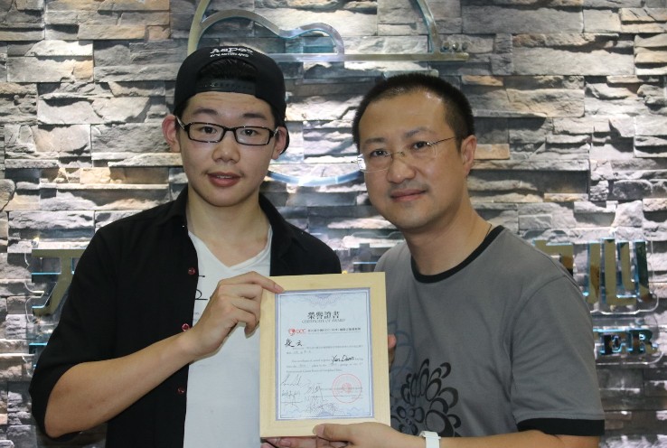 Winner Duan Yun (L) with He Qing