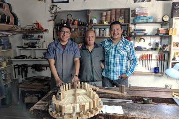 Luthier Luis Uyaguari