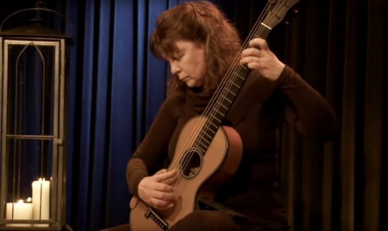classical guitarist Raphaella Smits playing live